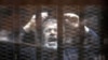 Мохаммед Мурси в клетке в суде незадолго до смерти