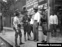 Военный патруль проверяет документы на улице Вашингтона. Июль 1919.