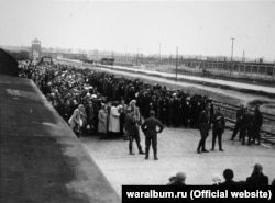 وارد کردن زندانیان به کشتارگاه «صنعتی» آشویتس