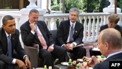 Президент США Барак Обама и премьер-министр России Владимир Путин за чаем в Ново-Огарево, 7 июля 2009 года