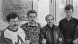 Добровольцы во время охраны здания Союза писателей РСФСР, 1991 год 