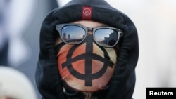Националисты на "Русском марше" прятали лица под масками
