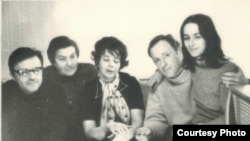 Слева направо: Андрей Сергеев, Лидия Мэлли, Наталия Сухаревич, Иосиф Бродский, Маша Слоним. Москва, 1972 Фото Виктора Голышева