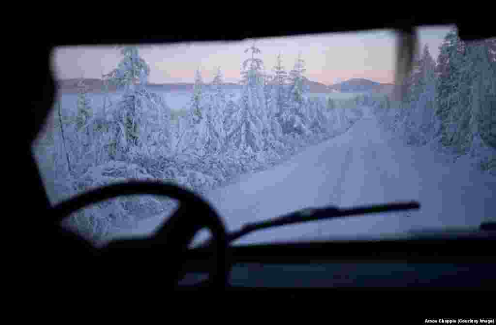 Вид из окна советского &quot;Икаруса&quot; во время двухдневного путешествия из Якутска в Оймякон.