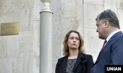 Ukrainian President Petro Poroshenko and French Ambassador Isabelle Dumont in 2016