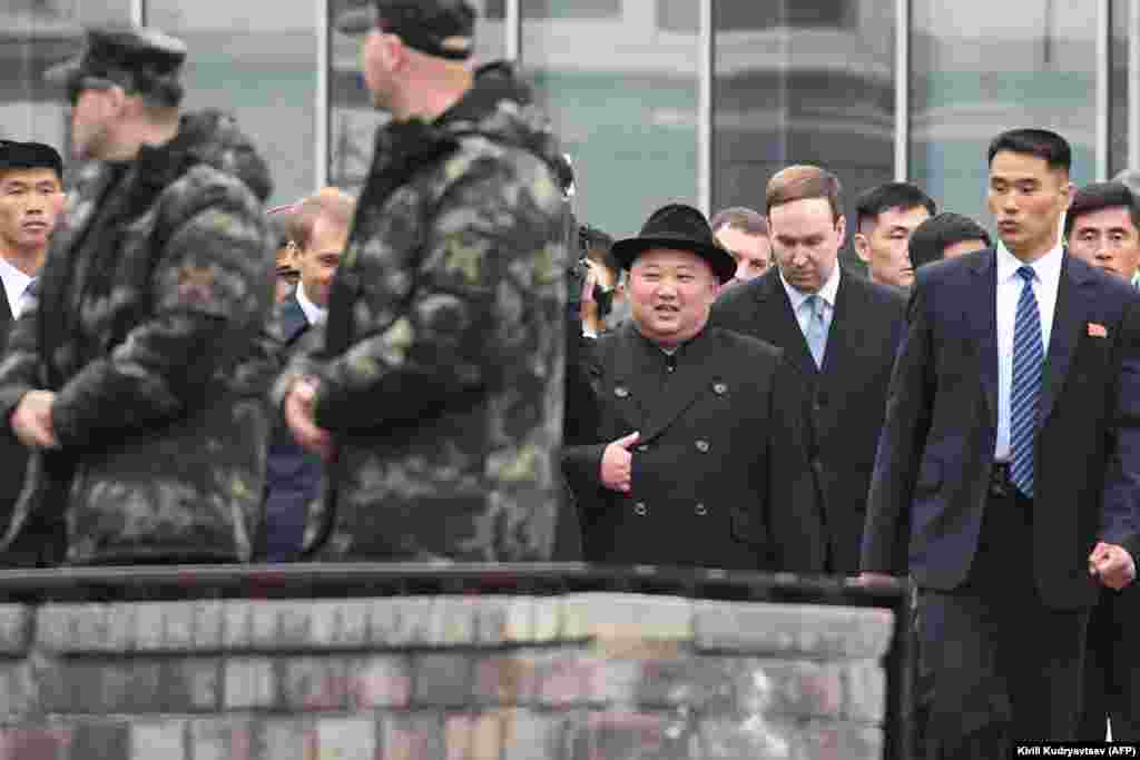 На вокзале у Ким Чен Ына было довольное лицо. Однако, судя по его окружению, только он один и был доволен&nbsp;&nbsp;