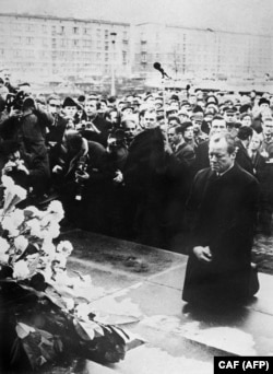 Вилли Брандт на коленях перед памятником жертвам нацизма в бывшем Варшавском гетто. 7 декабря 1970 года