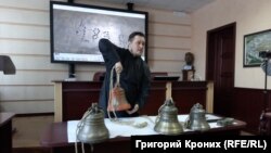 Алексей Талашкин демонстрирует коллекцию колоколов