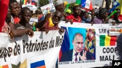 Демонстрация сторонников сближения с Россией и разрыва с Францией в столице Бамако в день независимости Мали. На плакатах написано "Путин – это дорога в будущее". 22 сентября 2020 года