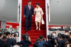 Си Цзиньпин и его супруга Пэн Лиюань спускаются с трапа самолета по прибытии на Бали. 14 ноября 2022 года