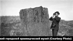 Людвиг Вонаго около менгира в ширинской степи. 30 июля 1908 г