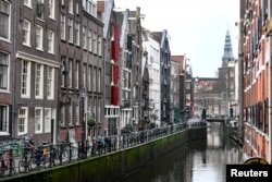 Нидерланды ввели одни из самых жестких ограничений в Европе, опасаясь распространения "омикрона"