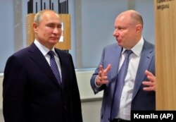 Владимир Потанин, совладелец "Норникеля", общается с Владимиром Путиным