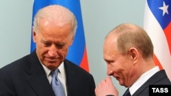 Джо Байден и Владимир Путин в 2011 году, архив