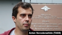 Роман Доброхотов после допроса у здания ОМВД "Академический" в июле 2021