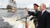 Владимир Путин и министр обороны России Сергей Шойгу принимают морской парад в Санкт-Петербурге, 25 июля 2021 года