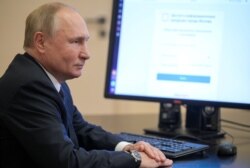 Владимир Путин после дистанционного электронного голосования на выборах в Госдуму
