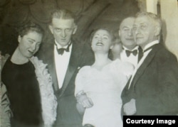 А.П. Ладинский (в центре), И.А. Бунин (справа). Предположительно 1 января 1939 г., встреча Нового года "на балу писателей и журналистов" (9, Avenue Hauche)