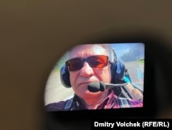 Александр Сокуров увлекается воздухоплаванием, и об этом свидетельствует видеозапись, которую можно посмотреть на выставке через глазок