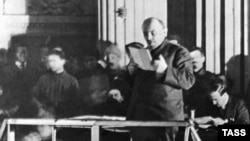 Ленин выступает с речью на заседании X съезда РКП(б). Москва. 1921 г.