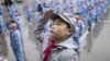Китайские пионеры на церемонии подъема флага в одной из школ в провинции Гуйчжоу
