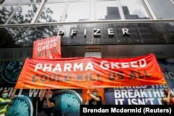 Протесты в Нью-Йорке у штаб-квартиры "Пфайзер" за глобальную доступность вакцин