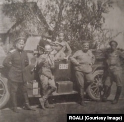 Иван Аксенов (первый слева) на фронте. Фотография приложена к письму С. Боброву. 1916