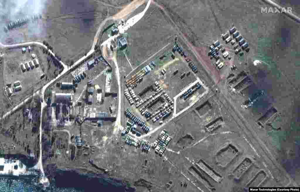 Российское военное оборудование и новое развертывание войск в Новоозерном, Крым, 9 февраля 2022 года