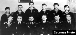 Личный состав 10-го отсека К-19. Третий в первом ряду слева капитан-лейтенант Борис Поляков. Моряки в течение 23 суток находились в пространстве объемом менее 70 куб. м, все выжили