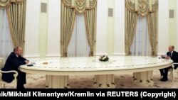 Владимир Путин, длинный стол и Олаф Шольц. Москва, 15 февраля 2022 года