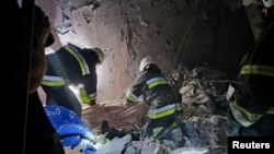Спасатели разбирают завалы после российского ракетного удара по пригороду Одессы