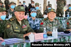 Министры обороны РФ и КНР Сергей Шойгу и Вэй Фэнхэ наблюдают за совместными российско-китайскими учениями в Нинся-Хуэйском автономном районе на севере Китая, 13 августа 2021 года