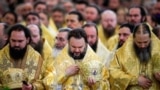 Священнослужители во время божественной литургии в московском храме Христа Спасителя