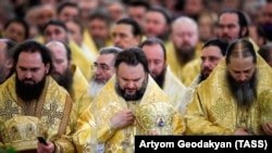 Священнослужители во время божественной литургии в московском храме Христа Спасителя