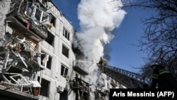  Дом в городе Чугуеве (Украина) после российских ударов. 24 февраля 2022 года