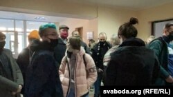 Поклонники музыканта во время судебного заседания по делу о перформансе в Гродно