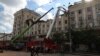 Cпасатели разбирают завалы жилого дома, частично разрушенного в результате ракетного обстрела Днепра, 19 апреля 2024 года