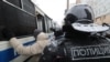 Сотрудники полиции задерживают участника акции в поддержку Алексея Навального