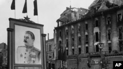 Лето 1945 года, портрет Сталина в центре Берлина, на улице Унтер ден Линден