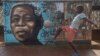Dijete šutira loptu ispred murala Nelsona Mandele u Sowetu, u Južnoj Africi, 27. aprila 2024. na praznik nazvan Dan slobode kojim se obilježava datum od prvih ključnih demokratskih izbora 1994. koji su najavili službeni kraj rasne segregacije i ugnjetavanja.