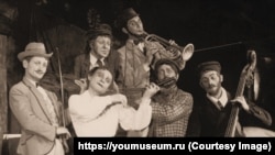 Сцена из спектакля "Музыкант" Белорусского государственного еврейского театра 