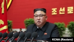 Ким Чен Ын выступает на 8-м съезде Трудовой партии Кореи