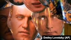Маски для лица с изображением Владимира Путина и Алексея Навального