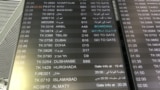 Табло с расписанием полетов в международном аэропорту Стамбула 