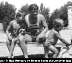 Тивадар Сорос с сыновьями Джорджем и Полом, 1933 год (фото из книги Т. Сороса"Маскарад: Игра в прятки со смертью в нацистской Венгрии")