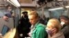 Алексей и Юлия Навальные на паспортном контроле в Шереметьево 
