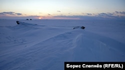 Баркас на Байкале, занесенный снегом