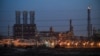 資料照片: 2019年12月11日沙烏地阿拉伯東部省達曼以北朱拜勒工業城的煉油廠夜景