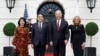 미국의 조 바이든 대통령과 질 바이든 여사가 9일 백악관에서 일본의 기시다 후미오 총리와 기시다 유코 여사를 맞아 기념사진을 촬영했다.