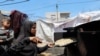 一家流离失所的巴勒斯坦人在加沙地带南部拉法的一处帐篷营地为开斋节做准备。(2024年4月8日)